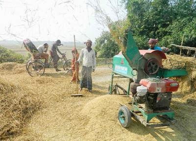 সড়ক আটকে ধান মাড়াই