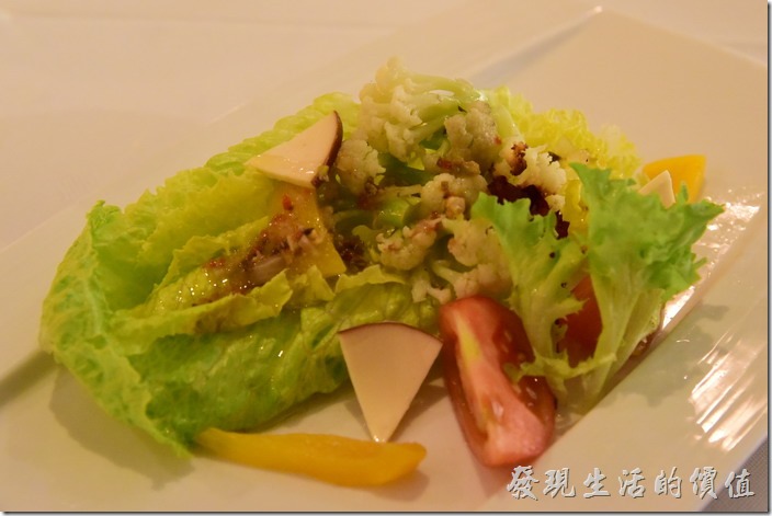 台南-轉角餐廳龍蝦餐廳。前菜沙拉，這盤使用油醋醬，所以上面有加了幾片高達起司來增加其風味。