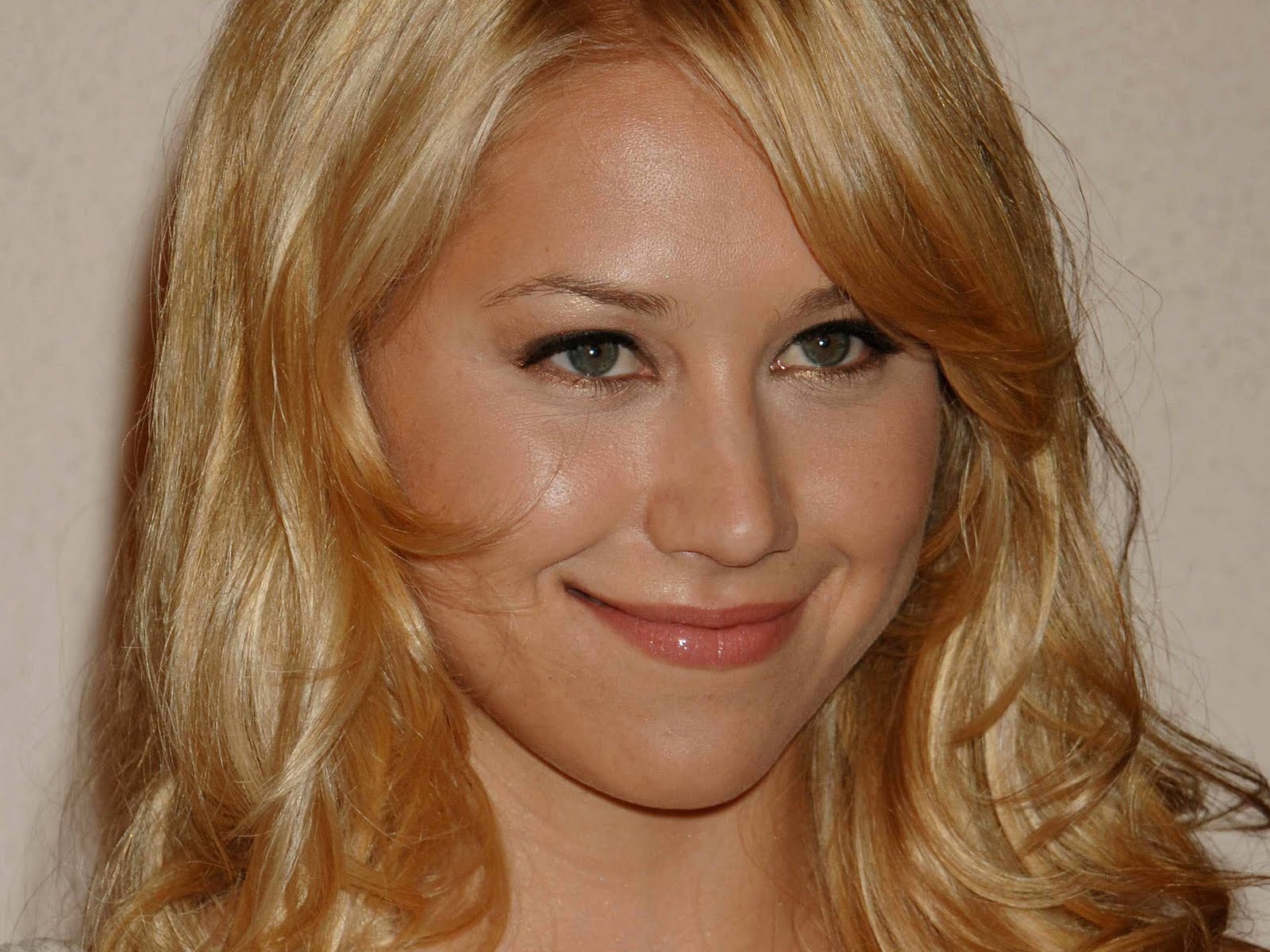 Anna-Kournikova-Long-Blonde-Hairstyles-2011-5.jpg