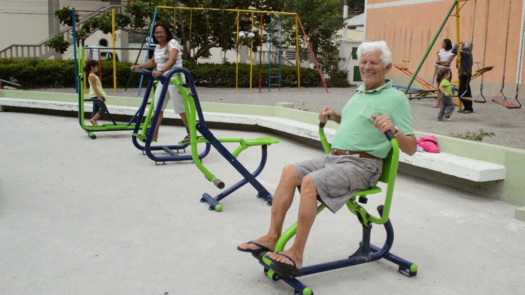 Idosos aproveitam para se exercitar nas academias ao ar livre instaladas pela Prefeitura em oito praças de Teresópolis Idosos aproveitam para se exercitar nas academias ao ar livre instaladas pela Prefeitura em oito praças de Teresópolis