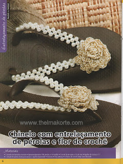 CHINELOS BORDADOS COM PÉROLAS E DECORADOS COM FLORES DE CROCHE