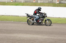 Honda CB400 Spec 1 on the front straight