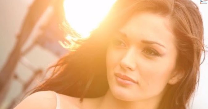 AMY JACKSON BERLATIH KENDARAI MOBIL DEREK UNTUK FILM BARUNYA