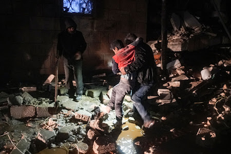 #صور | جانب من الدمار في بعض مناطق الشمال السوري حيث سقط عشرات القتلى والمصابين وانهارات العديد من الأبنية إثر الزلزال 