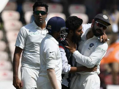 भारत विरुद्ध वेस्टइंडीज : मैच के दौरान एक समर्थक घुसा ग्राउंड में कोहली को की चूमने की कोसिस। 