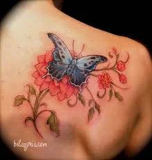 tatuajes de flores mariposas y enredaderas para mujeres