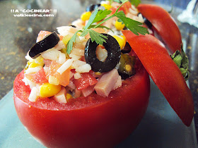 Tomates rellenos de ensalada de arroz