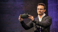 ο επικεφαλής της Oculus ο Brendan Iribe παρουσιάζει το Oculus Rift