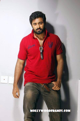 Unni Mukundan escapes accident