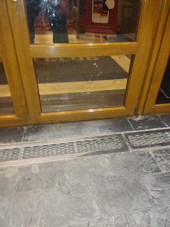 Rompió los vidrios del casino tras perder y terminó detenido