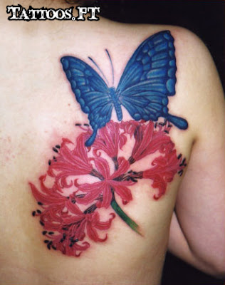 tattoos com Borboleta e flor vermelha