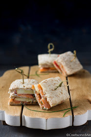 sandwich al salmone, mela, labneh e lattughino