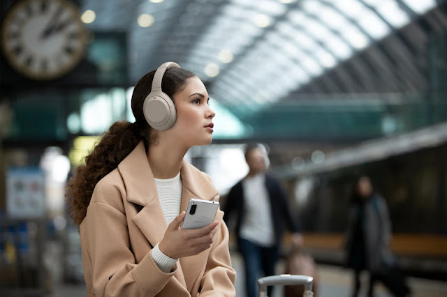 Sony-WH-1000XM4-review-wearing-by-beautiful-girl-Sounds-Boutique