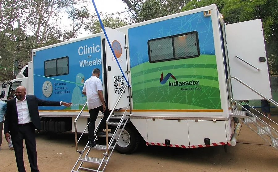 Prana – Clinic on Wheels, Roaming Medical Care Units That Can Be Docked To Each Other