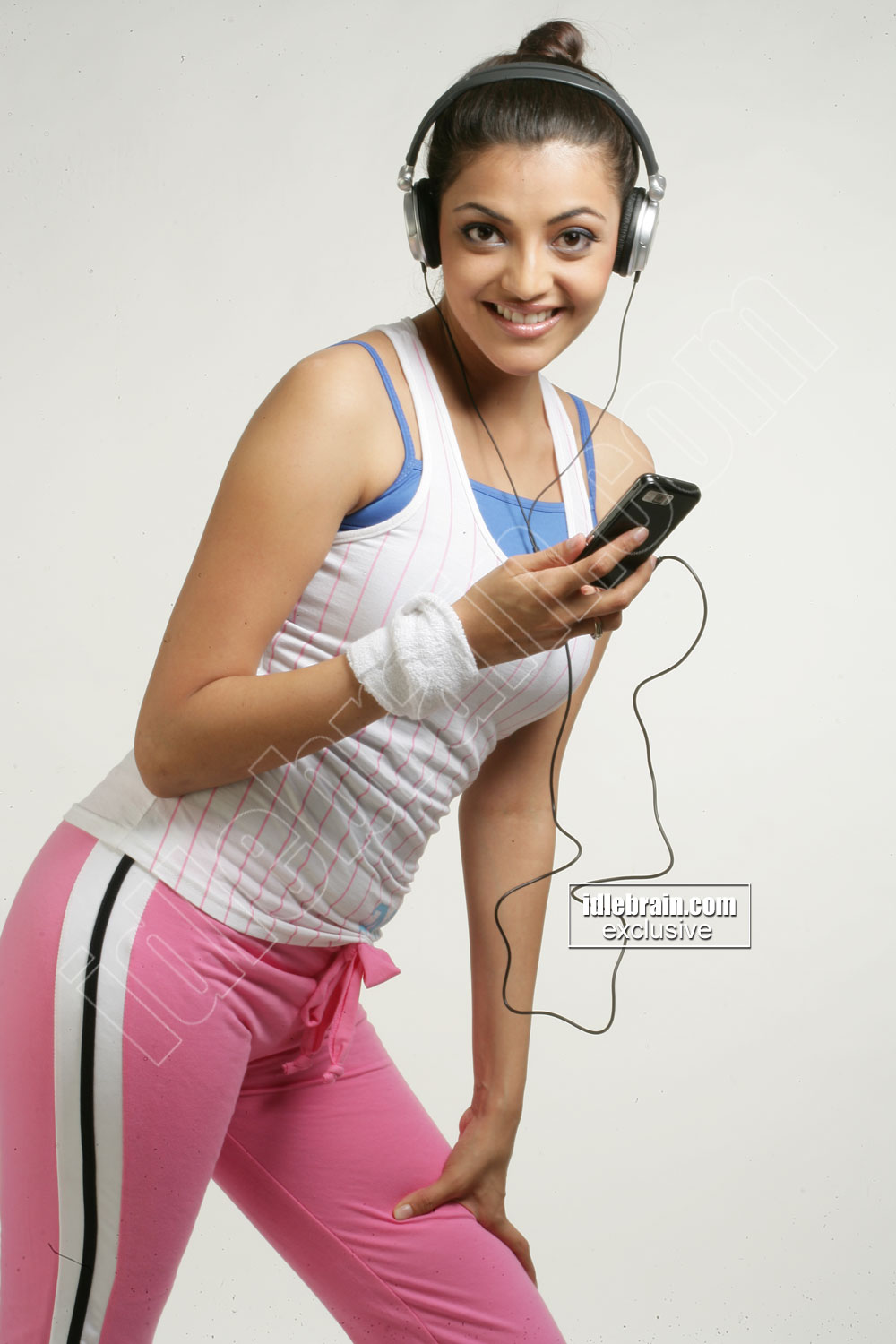 Kajal agarwal with ipod - (7) - Kajal Agarwal TIGHT PINK TRACKSUIT HOT BABE PICS