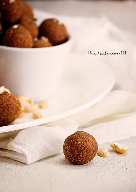 how to make Gur Diye Narkel Naru / Bengali Coconut Laddu with Jaggery recipe and preparation 