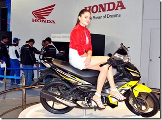 auto_expo_2012_hot_delhi_models_5