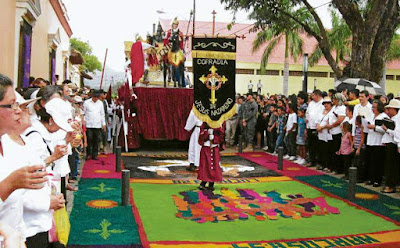 Procesión sobre Alfombras de Aserrín