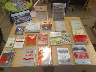 Wystawka książek o drugiej wojnie światowej.