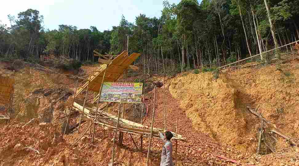 Polsek Samalantan Pasang Baliho di TKP Laka Kerja Peti Sancupu