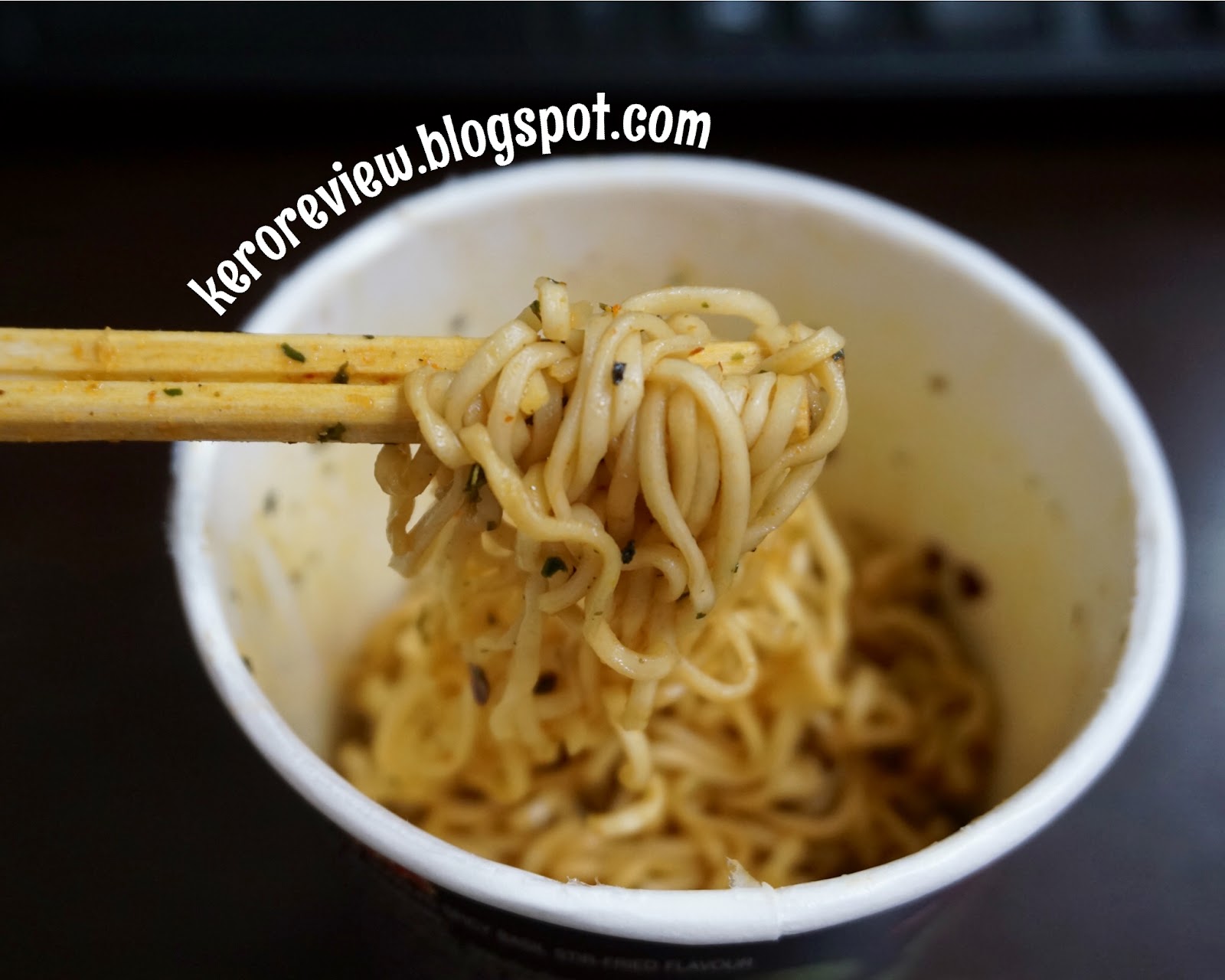 รีวิว มาม่า บะหมี่กึ่งสำเร็จรูป รสกะเพราแซบแห้ง (CR) Review instant cup noodles spicy basil stir-fried flavor, Mama Brand.