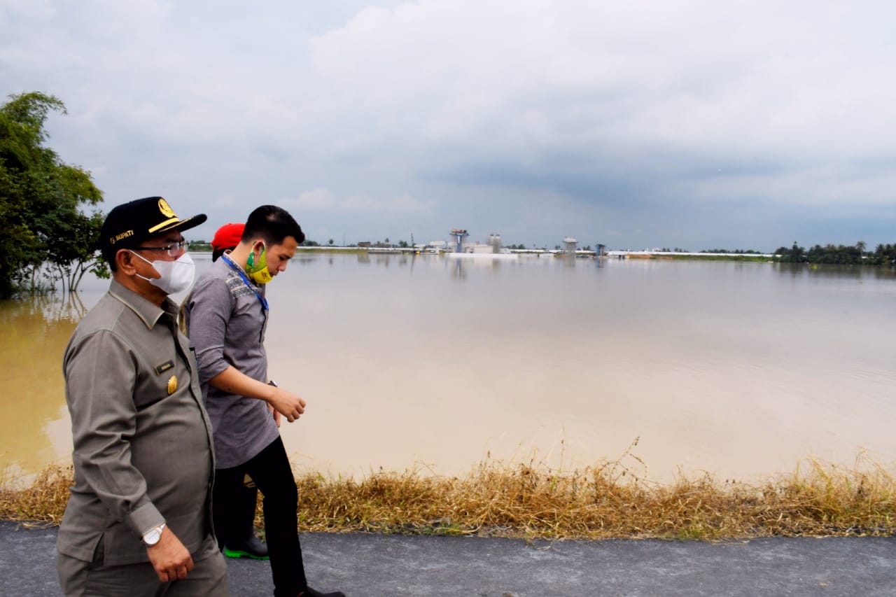 Pjs Bupati dan Ketua DPRD Kabupaten Sergai Meninjau Pemukiman Warga Desa Sei Bamban Yang Dilanda Banjir