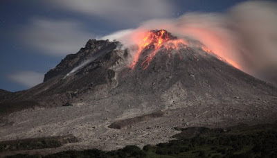 Gunung Maninjau Di Sumatera Barat