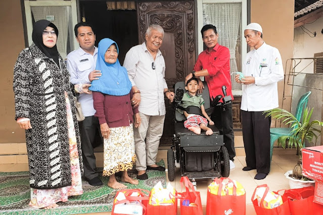 Rachmat Hidayat bagikan ratusan kursi roda untuk disabilitas di Lombok