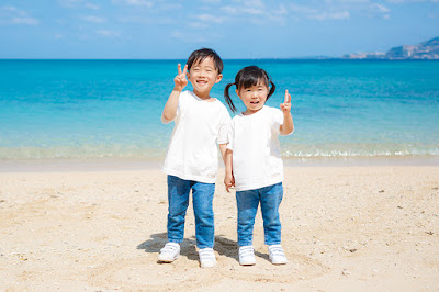 沖縄 家族旅行 記念写真 海 ロケーションフォト 女性カメラマン フォートカノア