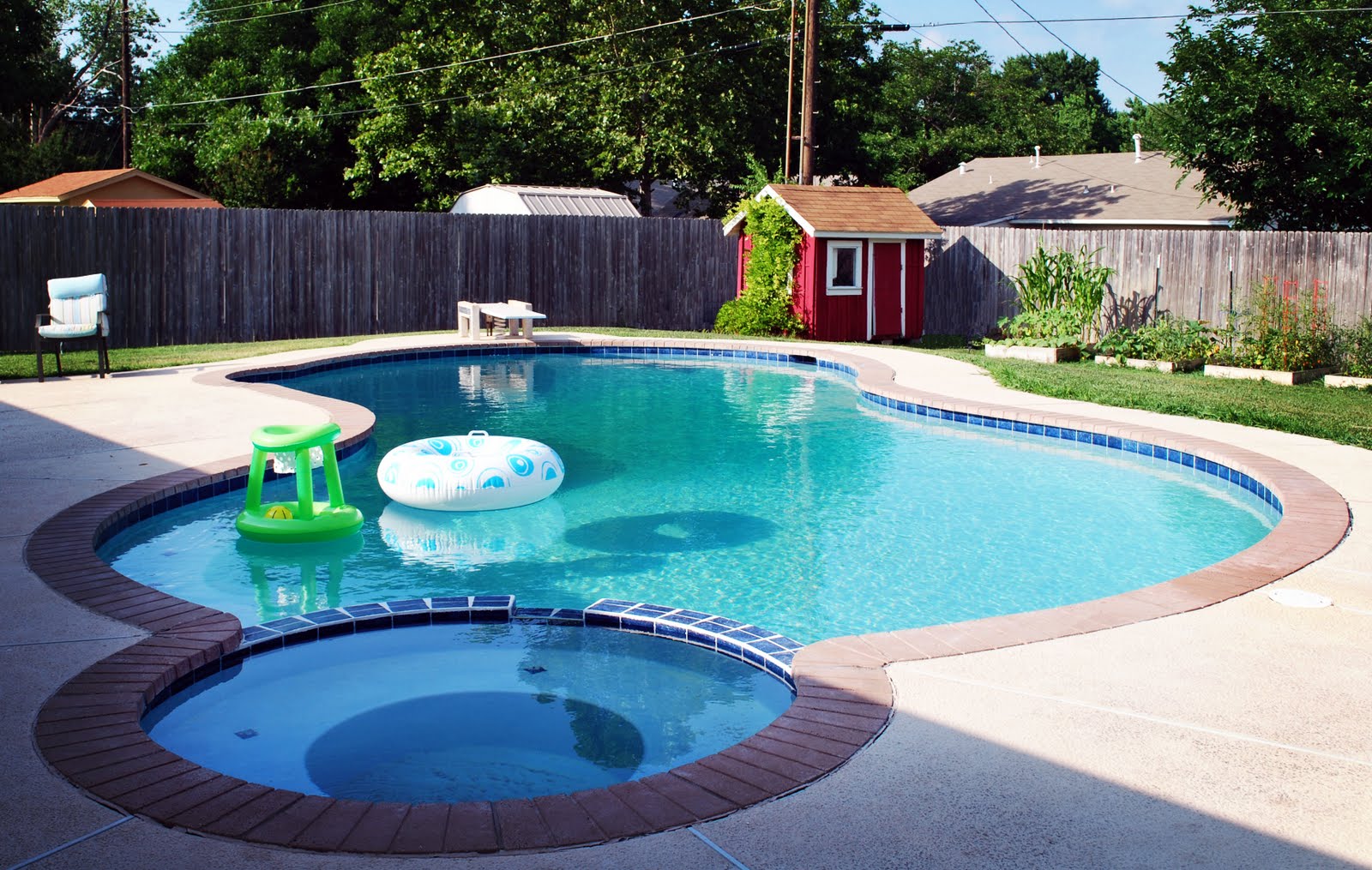 Best Swimming Pool Ideas for Small Backyards