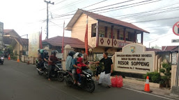 Hari Pertama Ramadhan 1444 H Polres Soppeng Bagi Takjil