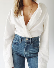 Stylish 3-Piece Denim Outfit Inspiration — White Shirt, High-Waisted Jeans, and a Gold Chain