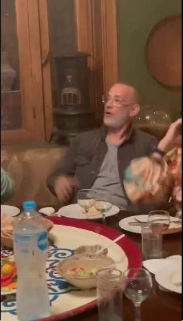 Tom Hanks is having dinner with his wife in Egypt..and followers: "Where is the restaurant quickly?"