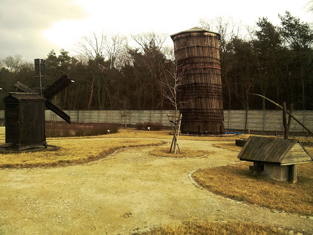 Drewniany silos w zbiorach Muzeum Rolnictwa i Przemysłu Rolno- Spożywczego w Szreniawie