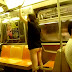 Onda de Calor nos EUA : Mulher abaixa as calças e fica com a bunda de fora no metrô de Nova York. Veja as imagens.