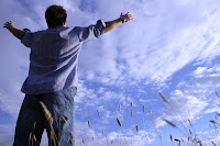 El Universo es Abundancia Hombre agradeciendo al Universo