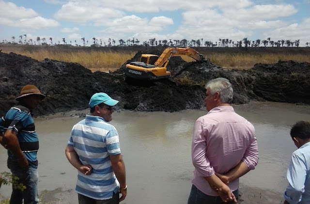 PREFEITA NEIDE REINO TRABALHA PARA AMENIZAR SITUAÇÃO DA SECA EM CAPOEIRAS