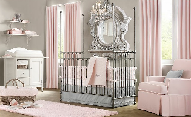 Детская металлическая кровать в интерьере комнаты для новорожденной девочки