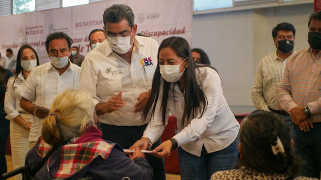 En compañía del gobernador Sergio Salomón Céspedes, Ariadna Ayala entregó tarjetas del programa Pensión Universal