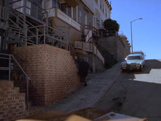 El Teniente Mike Stone también tiene que subir escaleras para llegar a la casa del inspector Steve Keller y se ve el pedazo de sitio que había para aparcar - Las calles de San Francisco - Episodio Piloto