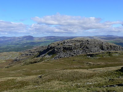 The rocky top of Foel Penolau from Moel Ysgyfarnogod