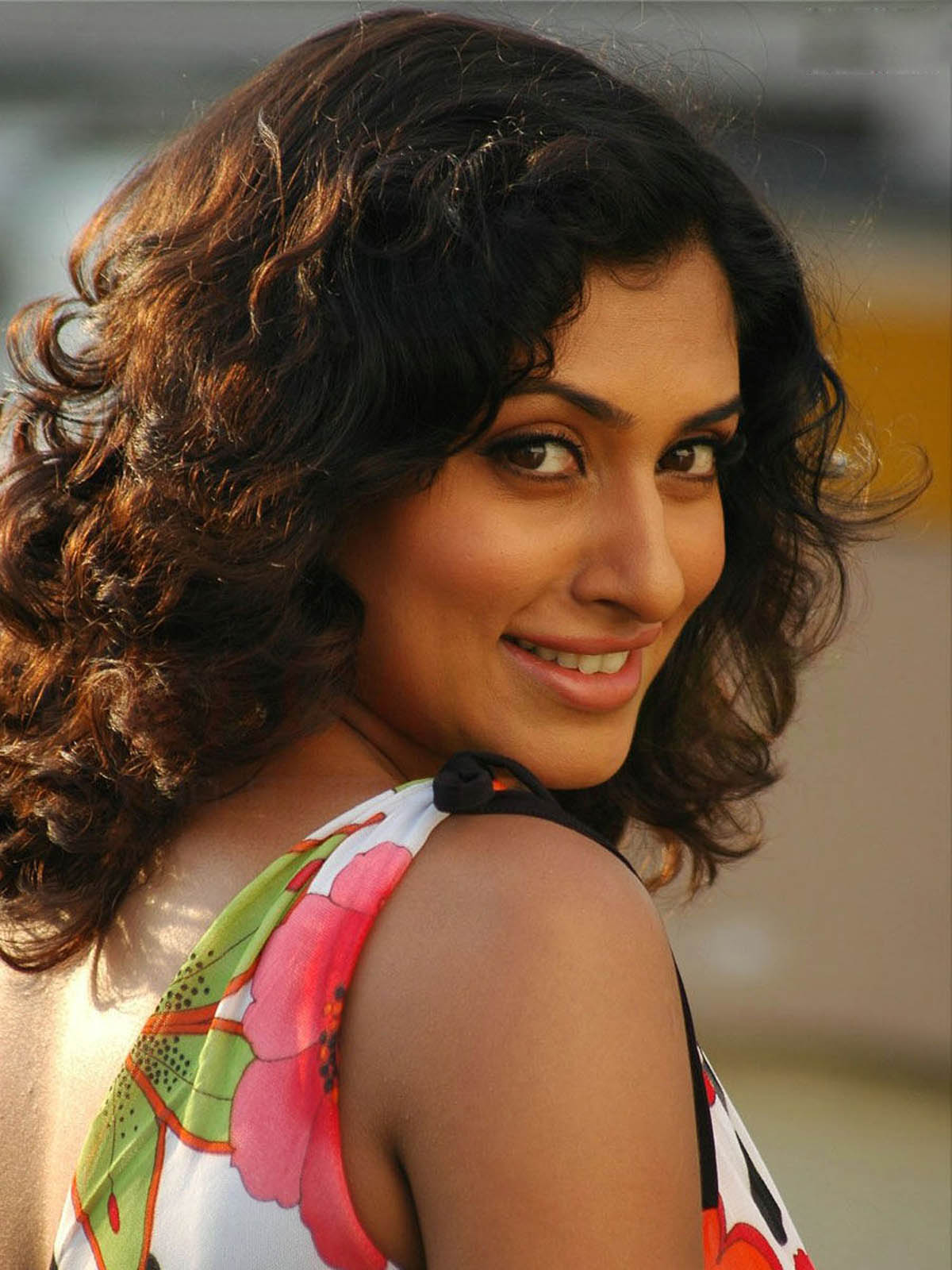 ACTRESS WALLPAPERS: Malavika Cute Wallpapers