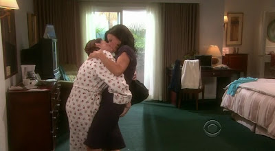 Julia Louis-Dreyfus and Megan Mullally, Lesbian Kiss