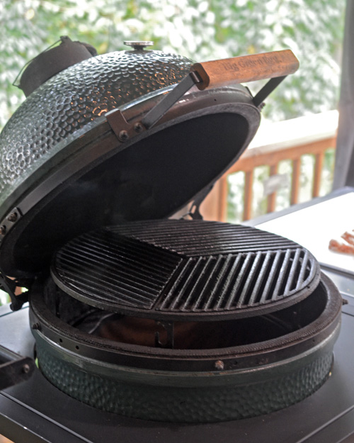 Raised direct setup on a large Big Green Egg