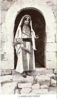 فتيات من مدينة رام الله يلبسن اللباس الشعبي لمنطقة رام الله والوسط في الفترة بين ١٩٠٠-١٩٢٠