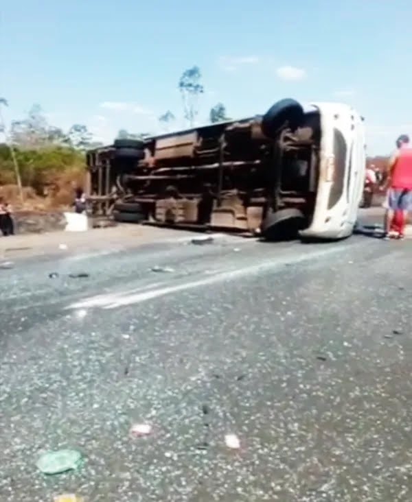 Mulher morre e 12 pessoas ficam feridas após ônibus tombar na BR-110, em Alagoinhas