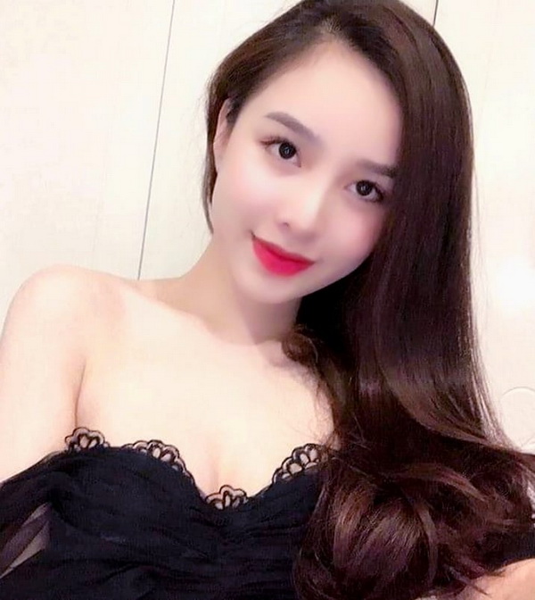 Thiếu nữ áo đầm đen