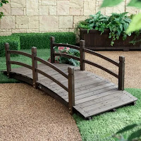 Pequeños puentes de jardín decorativos y elegantes para casas de verano