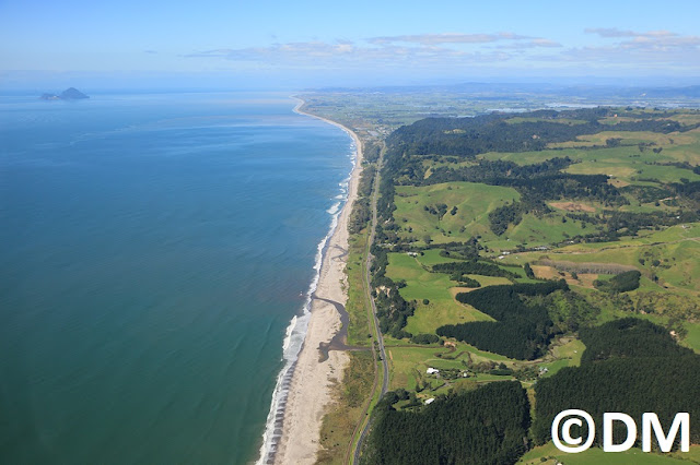 Photo aerienne de la côte Pacifique en directionde White Island Nouvelle-Zélande