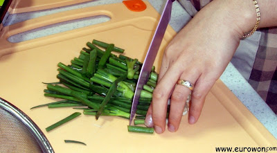 Cortando cebolletas para preparar bulgogi